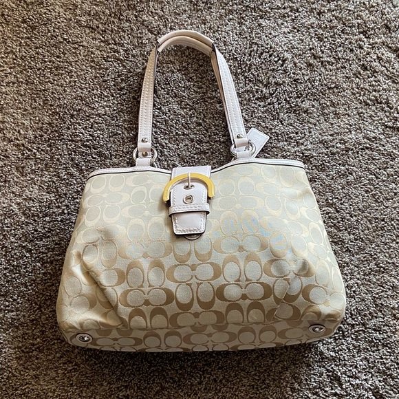 Coach purse. - Picture 11 of 16
